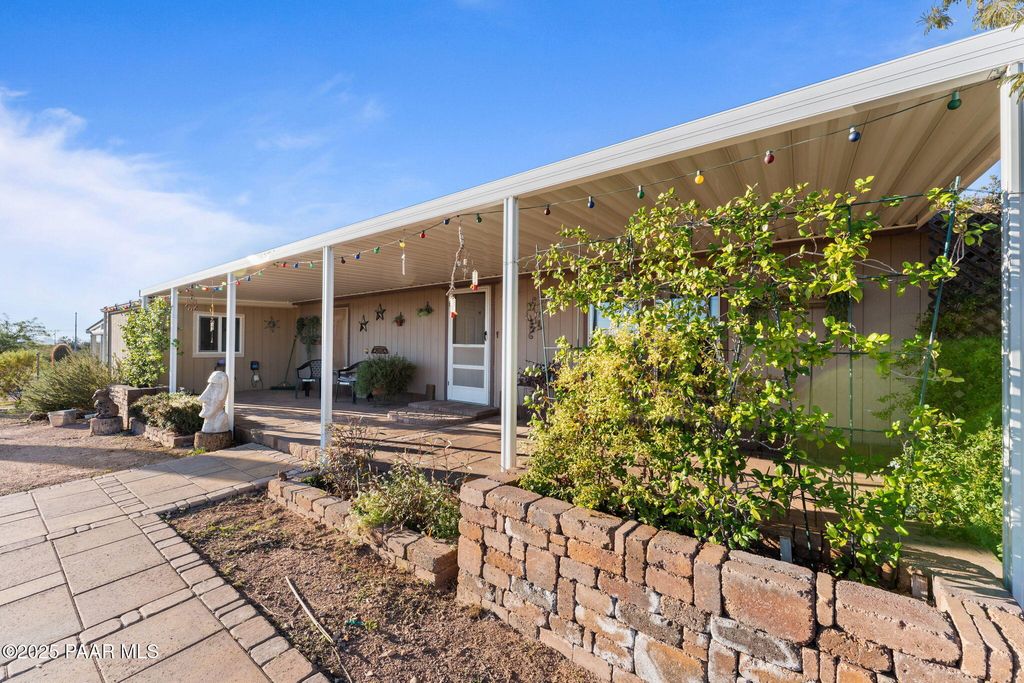 Photo of 30040 W Redbird Road, Wittmann, AZ 85361 (MLS # 1078452)