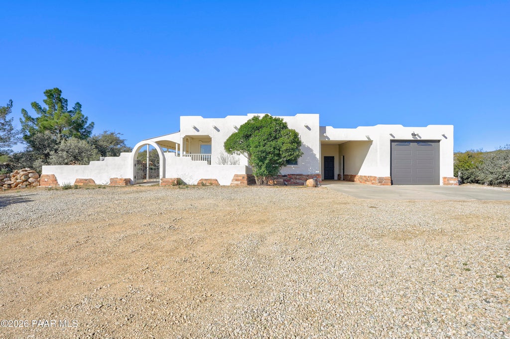 Photo of 680 N Yarber Wash Road, Dewey-Humboldt, AZ 86327 (MLS # 1085715)