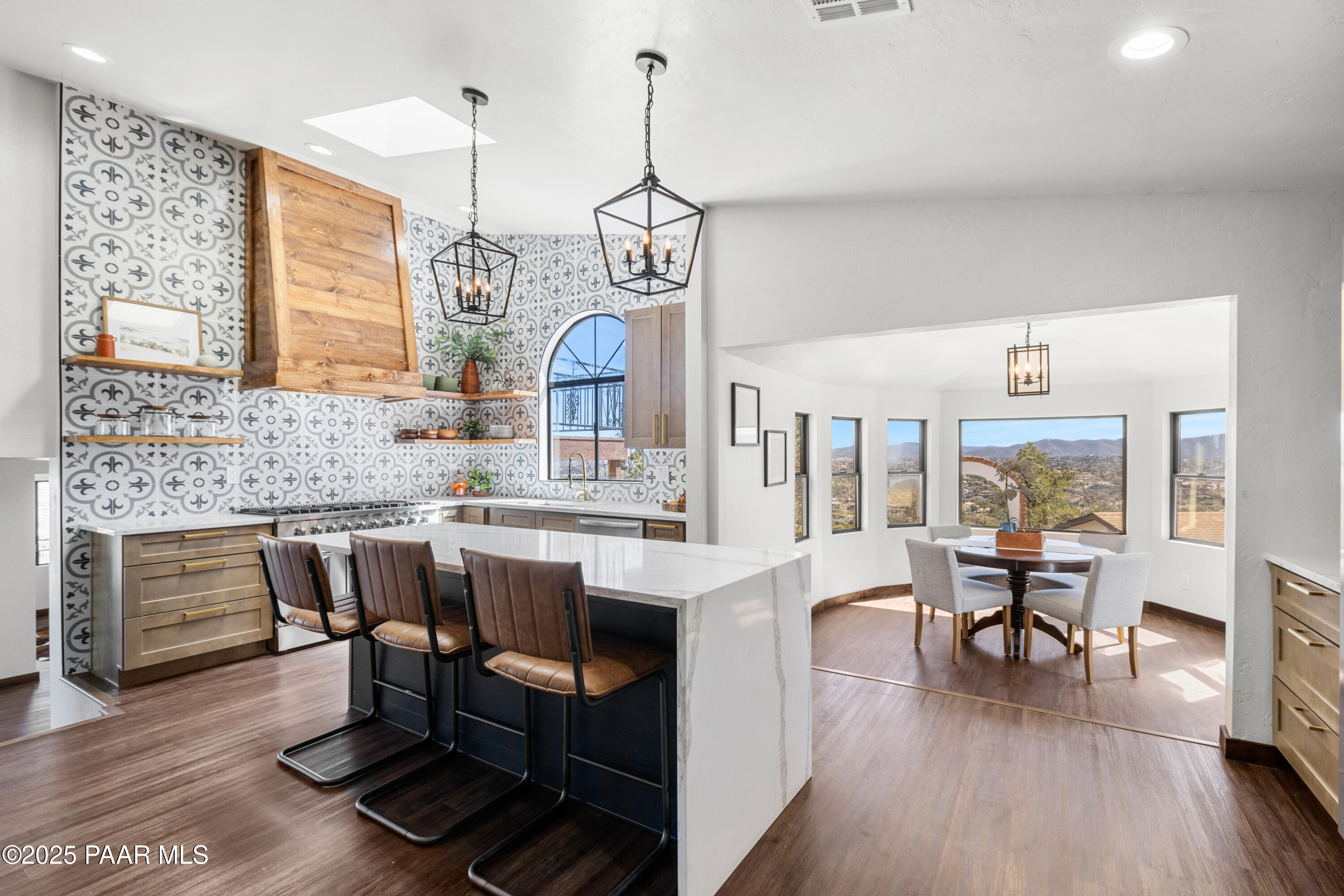 1204 W Carlock Drive
