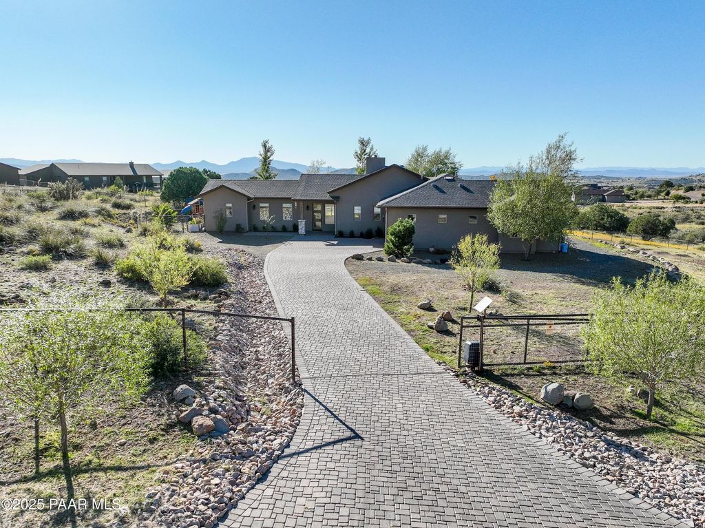 Photo of 9410 N Legend Hills Road, Prescott Valley, AZ 86315 (MLS # 1077102)