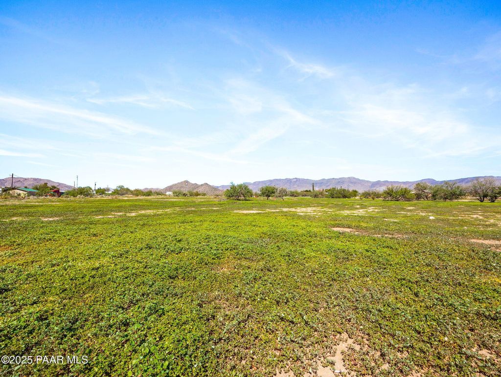 Photo of 22055 W Sunrise Road, Congress, AZ 85332 (MLS # 1077132)