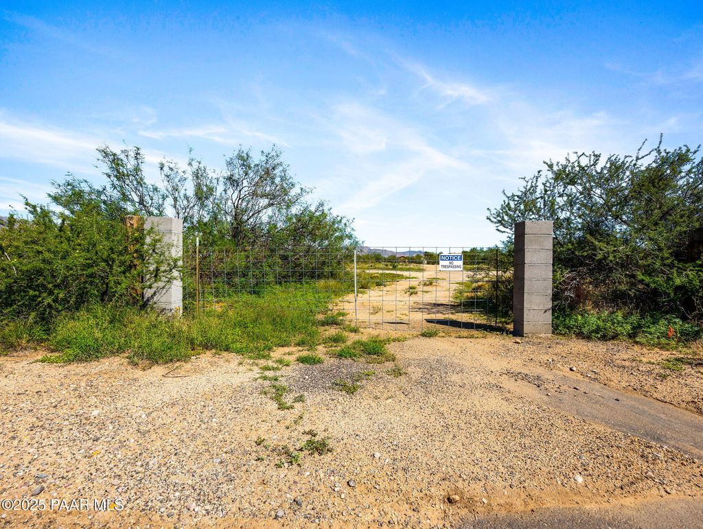 Photo of 22055 W Sunrise Road, Congress, AZ 85332 (MLS # 1077132)