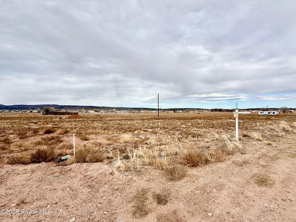 Photo of 360 W Hawaii Road, Paulden, AZ 86334 (MLS # 1080816)