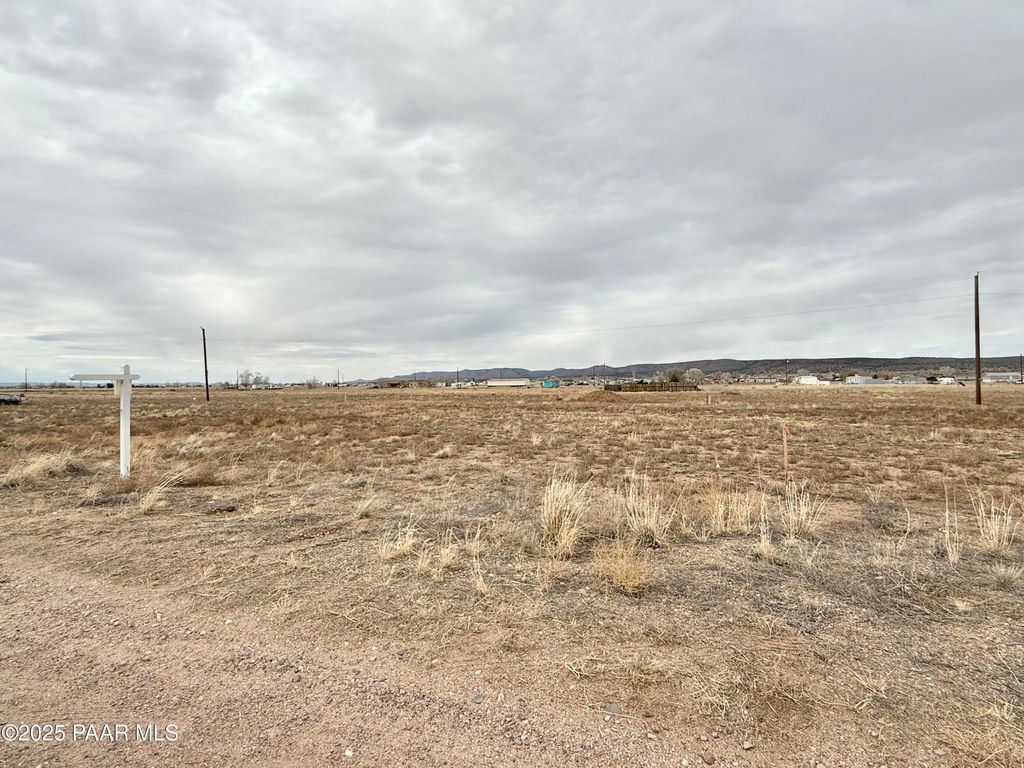 Photo of 360 W Hawaii Road, Paulden, AZ 86334 (MLS # 1080816)