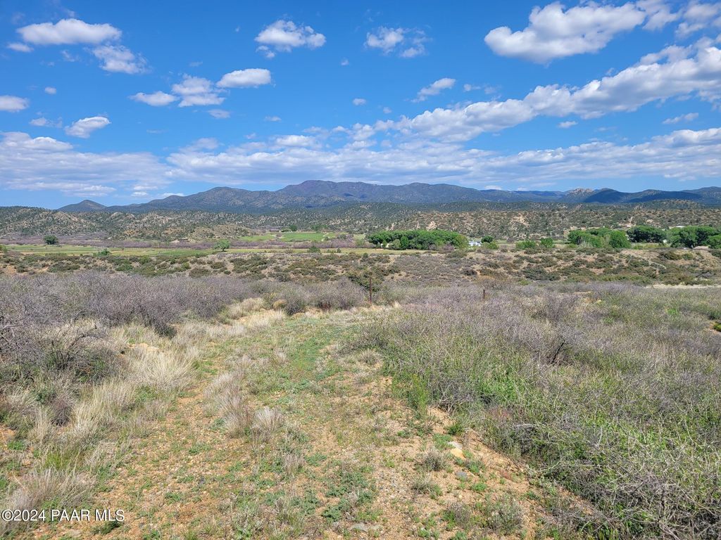 Photo of 1365 S Iron Springs Road, Skull Valley, AZ 86338 (MLS # 1080073)