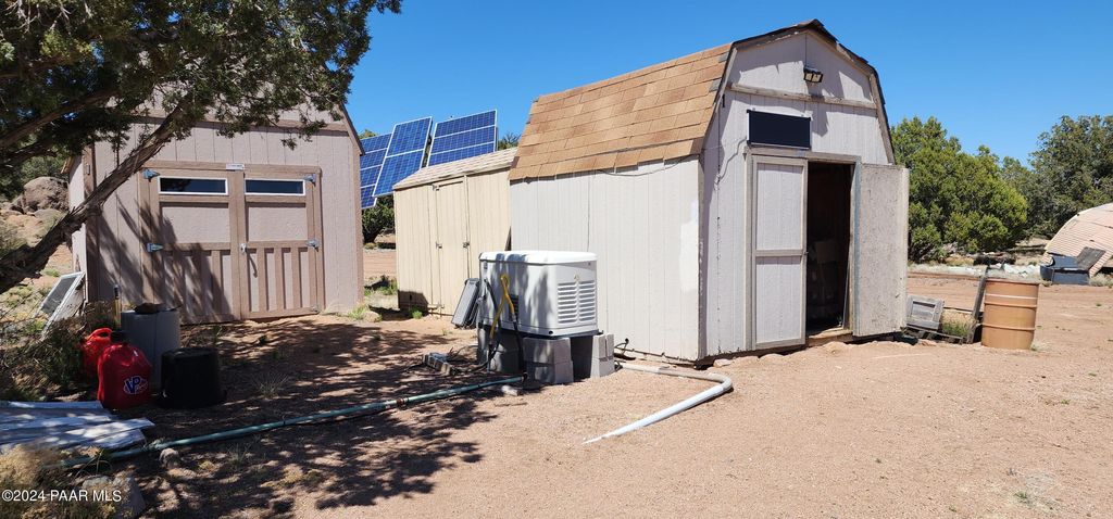 Photo of 21095 Mckenzie Drive, Kingman, AZ 86401 (MLS # 1076873)