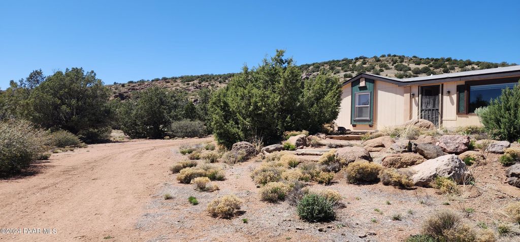 Photo of 21095 Mckenzie Drive, Kingman, AZ 86401 (MLS # 1076873)