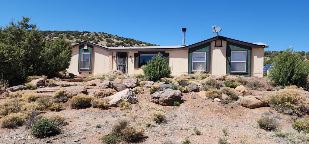 Photo of 21095 Mckenzie Drive, Kingman, AZ 86401 (MLS # 1076873)