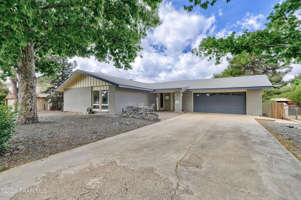 Photo of 1150 N Cottonwood Spring Drive, Dewey-Humboldt, AZ 86327 (MLS # 1081191)