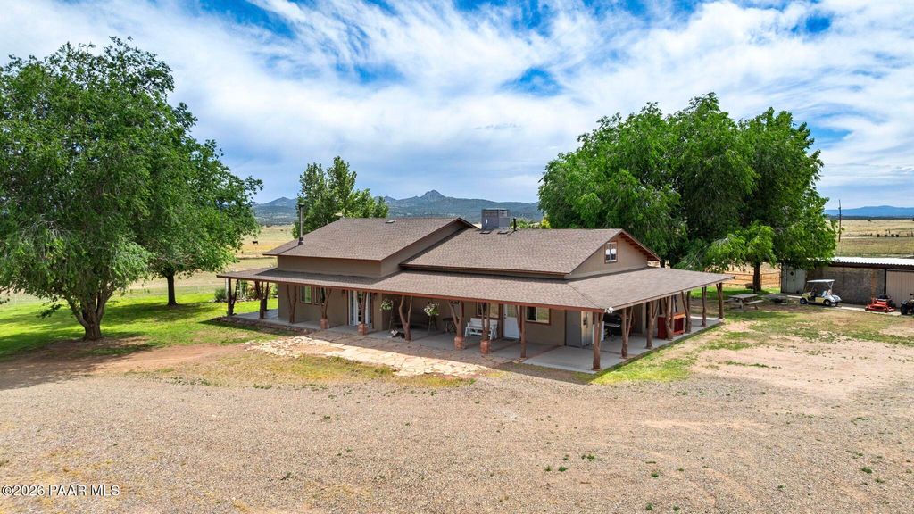 Photo of 3900 W Runway Road, Paulden, AZ 86334 (MLS # 1081133)