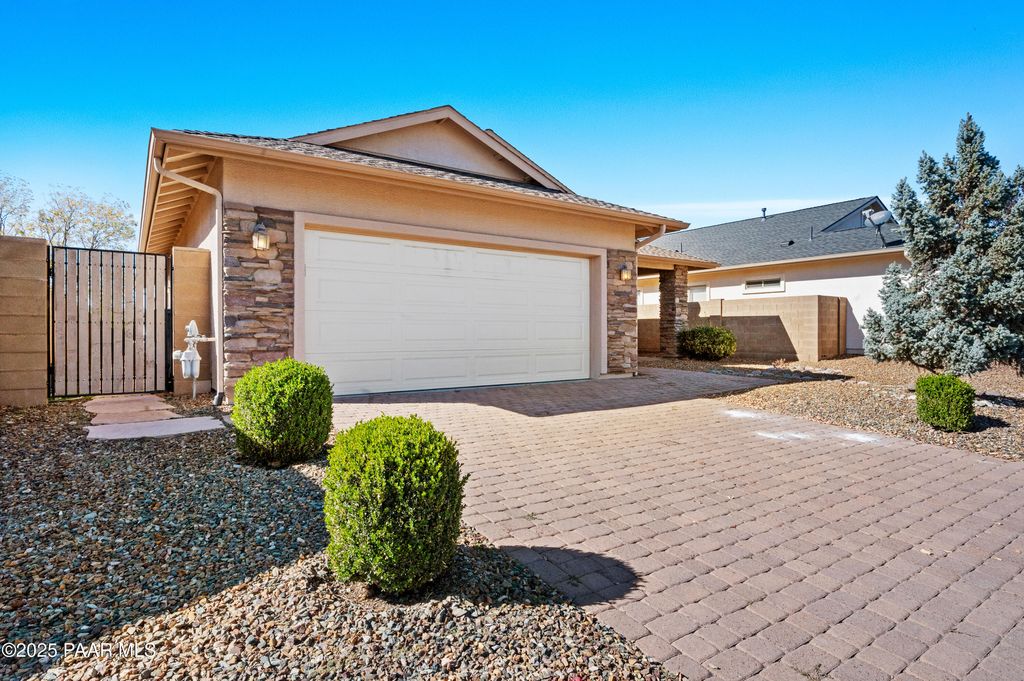 Photo of 328 N La Paz Street, Dewey-Humboldt, AZ 86327 (MLS # 1077621)