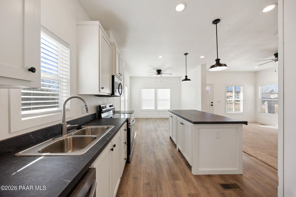 Photo of 360 W Granada Drive, Paulden, AZ 86334 (MLS # 1078912)