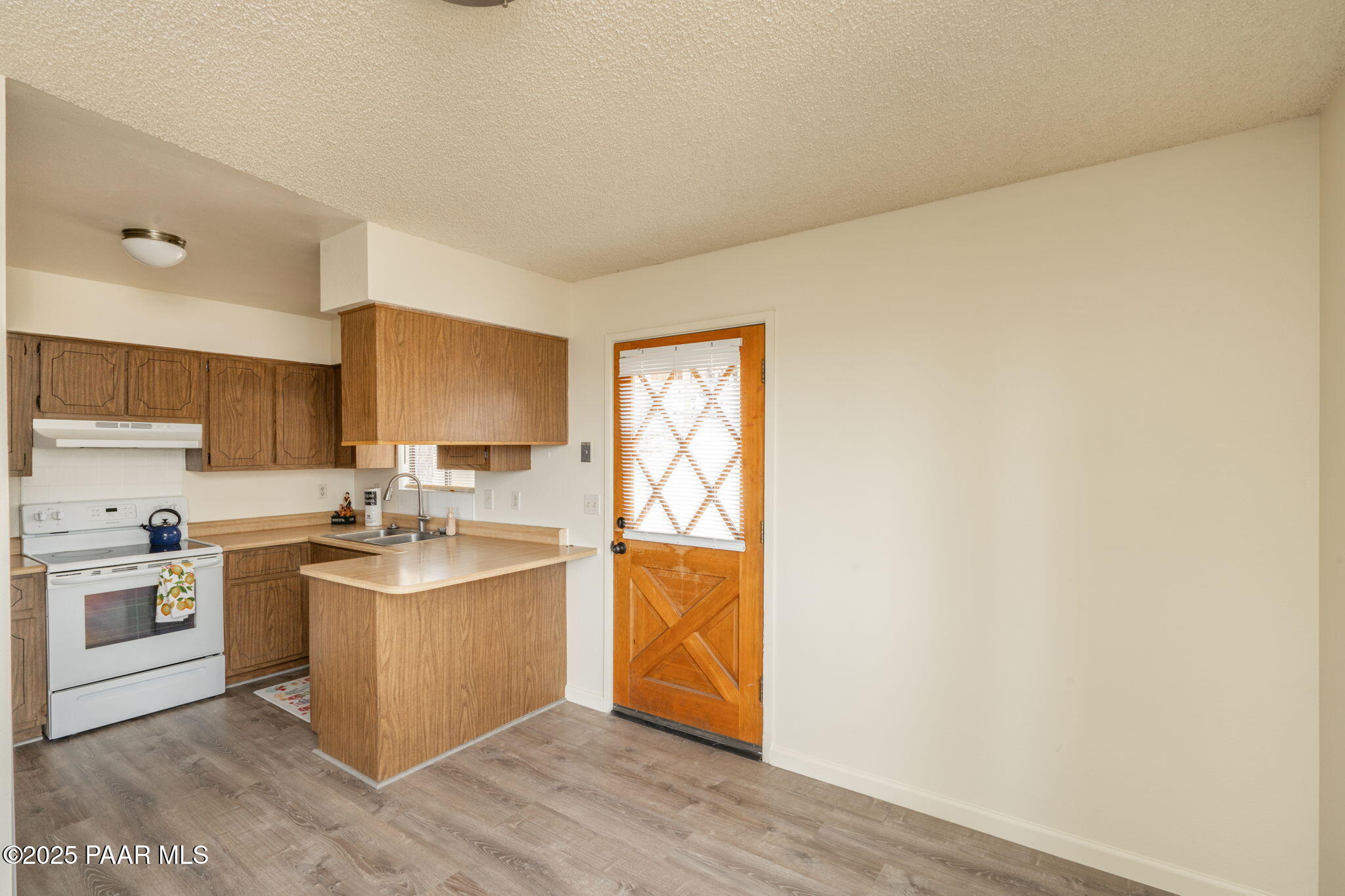 6011 W Oak Ridge