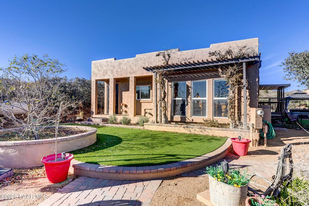 Photo of 760 N Yarber Wash Road, Dewey-Humboldt, AZ 86327 (MLS # 1078205)