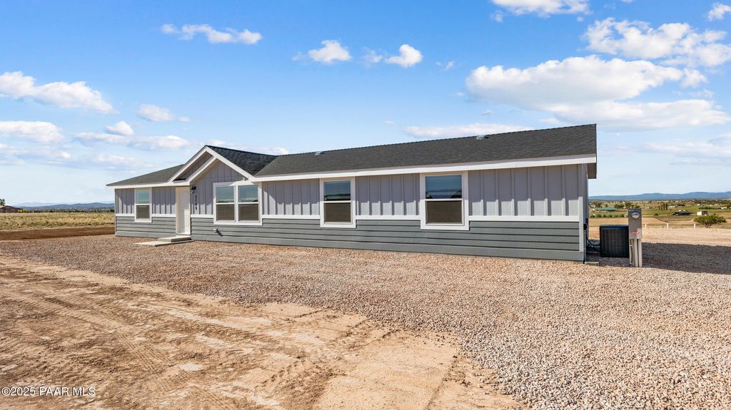 Photo of 2729 W Grapevine Court, Paulden, AZ 86334 (MLS # 1077060)