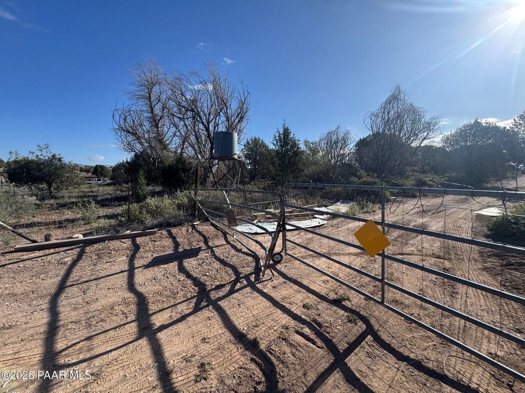 Photo of 22925 N Mohawk Lane, Paulden, AZ 86334 (MLS # 1081693)