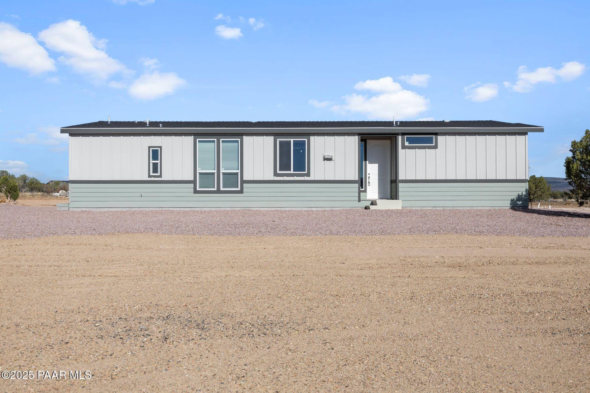 1216 E Saddlebum Trail