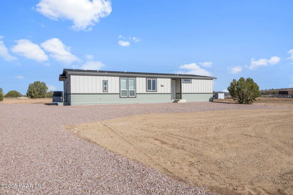Photo of 1216 E Saddlebum Trail, Paulden, AZ 86334 (MLS # 1076914)