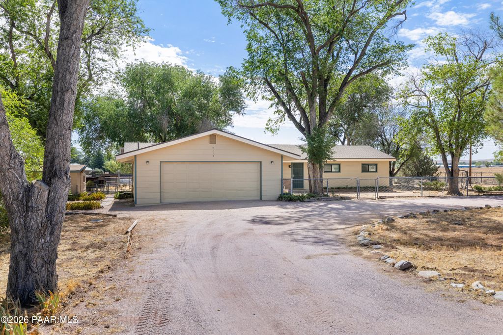 Photo of 2117 North Road 1 East, Chino Valley, AZ 86323 (MLS # 1083898)