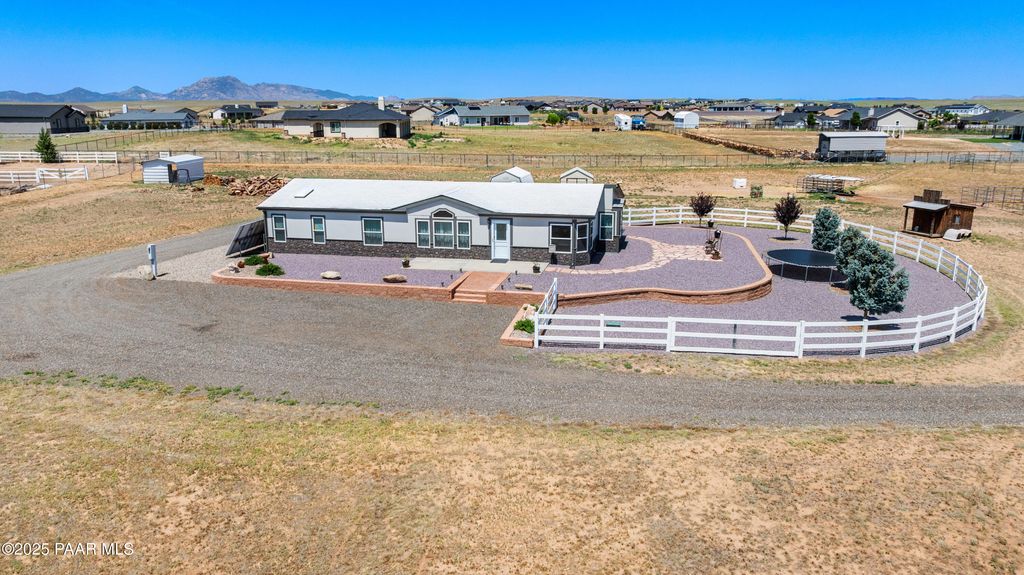 Photo of 10450 N Poquito Valley Road, Prescott Valley, AZ 86315 (MLS # 1079485)