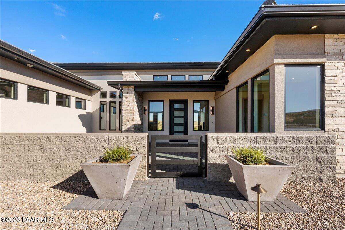 5285 High Cliff Way