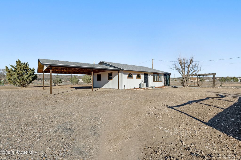 Photo of 685 W Iris Road, Paulden, AZ 86334 (MLS # 1078905)