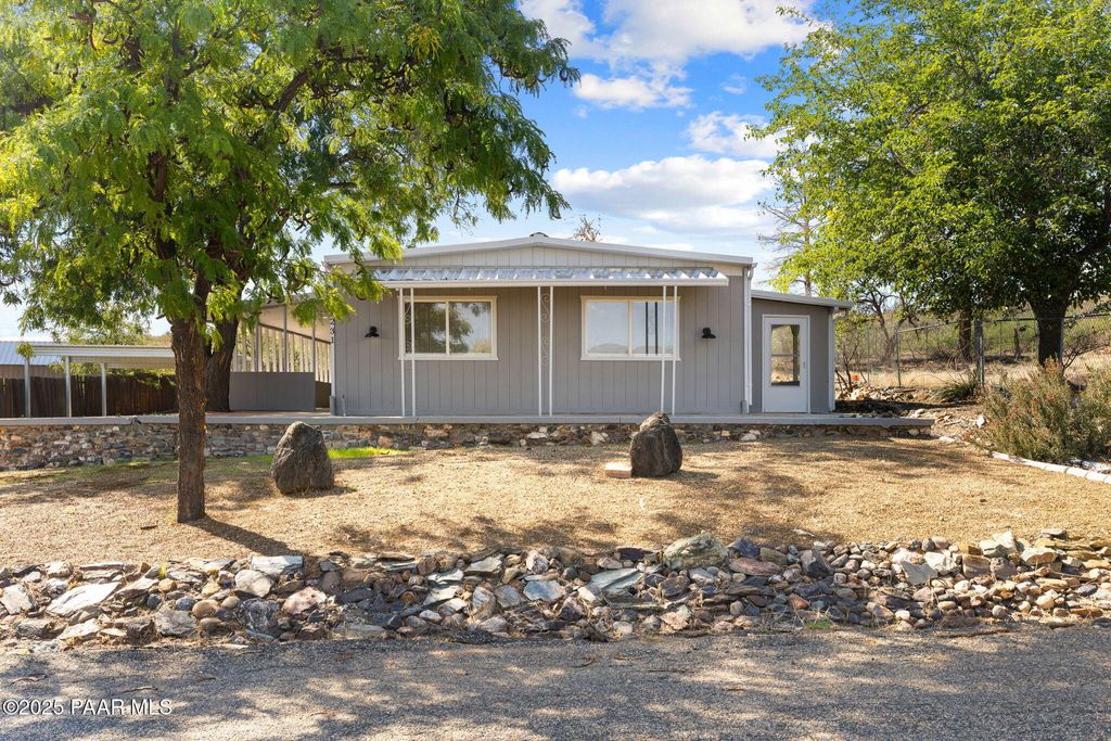 Photo of 17231 E Panorama Drive, Mayer, AZ 86333 (MLS # 1076766)