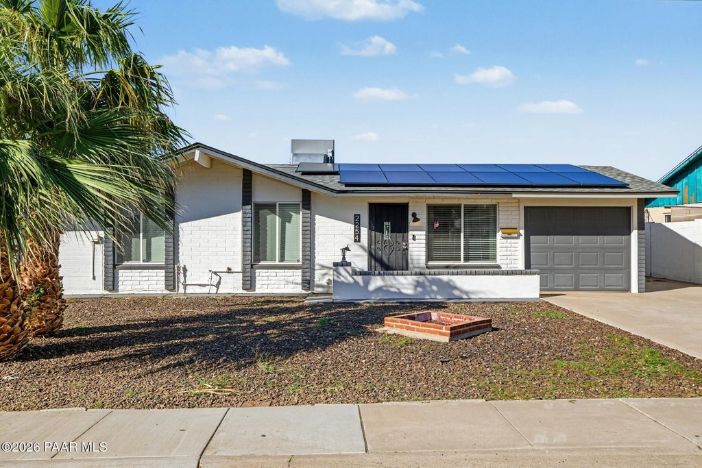 Photo of 2254 W Charter Oak Road, Phoenix, AZ 85029 (MLS # 1085991)