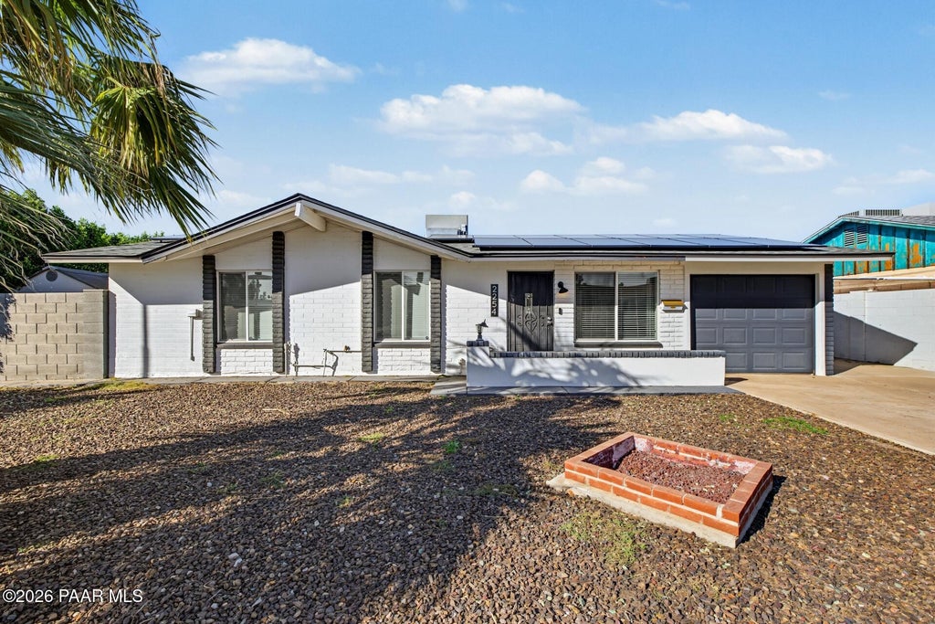 Photo of 2254 W Charter Oak Road, Phoenix, AZ 85029 (MLS # 1085991)