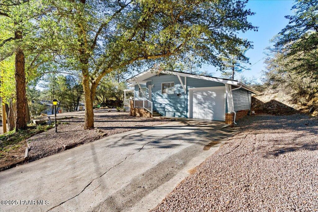 Photo of 1670 N Arrowhead Drive, Prescott, AZ 86305 (MLS # 1078086)