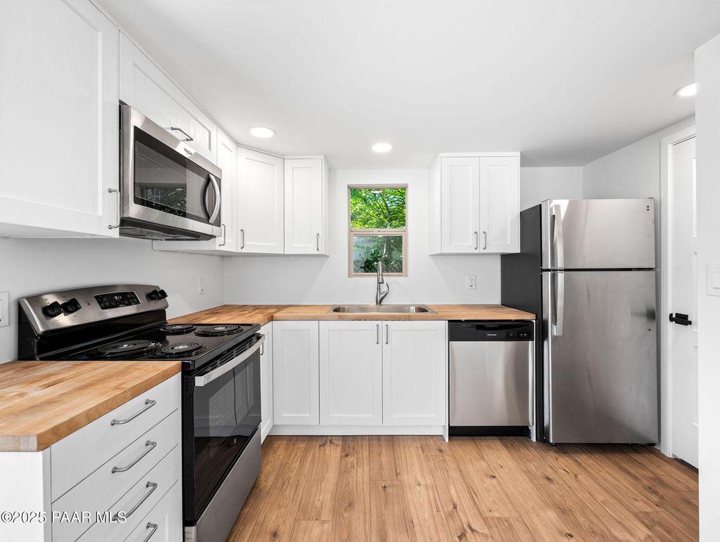Photo of 22490 S Luna Way, Yarnell, AZ 85362 (MLS # 1077115)