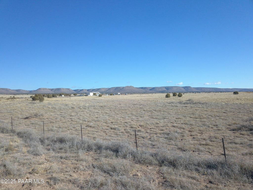 Photo of 85 W Malapai Road, Paulden, AZ 86334 (MLS # 1083793)