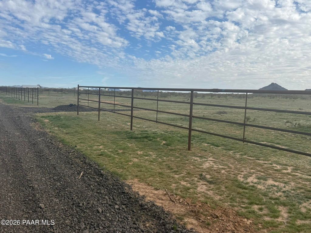 Photo of 2 W Williams Road, Aguila, AZ 85320 (MLS # 1079048)