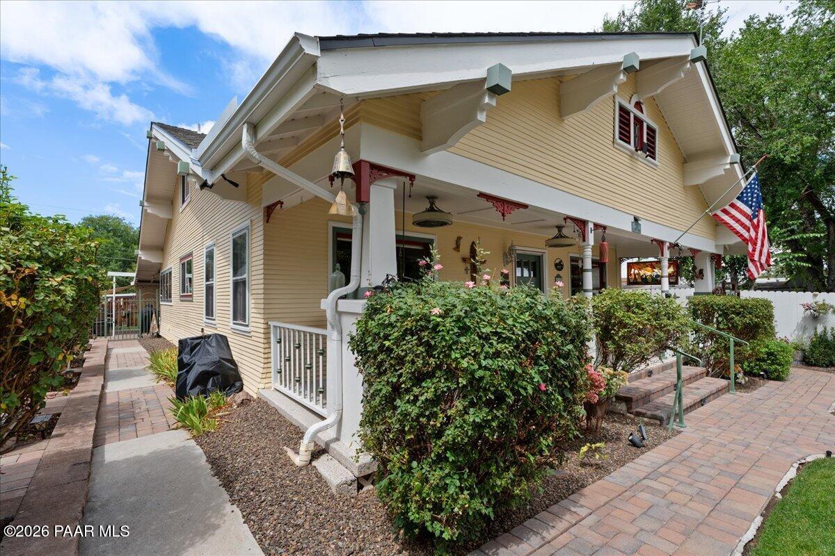 230 N Mount Vernon Avenue