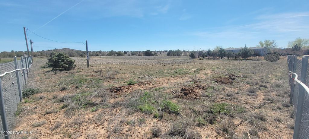 Photo of 25365 N Cedar Drive, Paulden, AZ 86334 (MLS # 1080461)