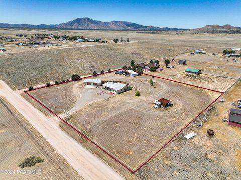 Single Family Residence in Chino Valley AZ 1350 Yellow Brick Road.jpg