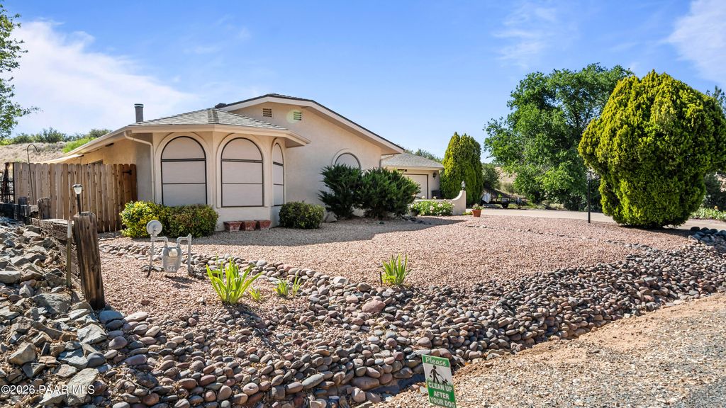 Photo of 666 N Hopi Trail, Dewey-Humboldt, AZ 86327 (MLS # 1081997)