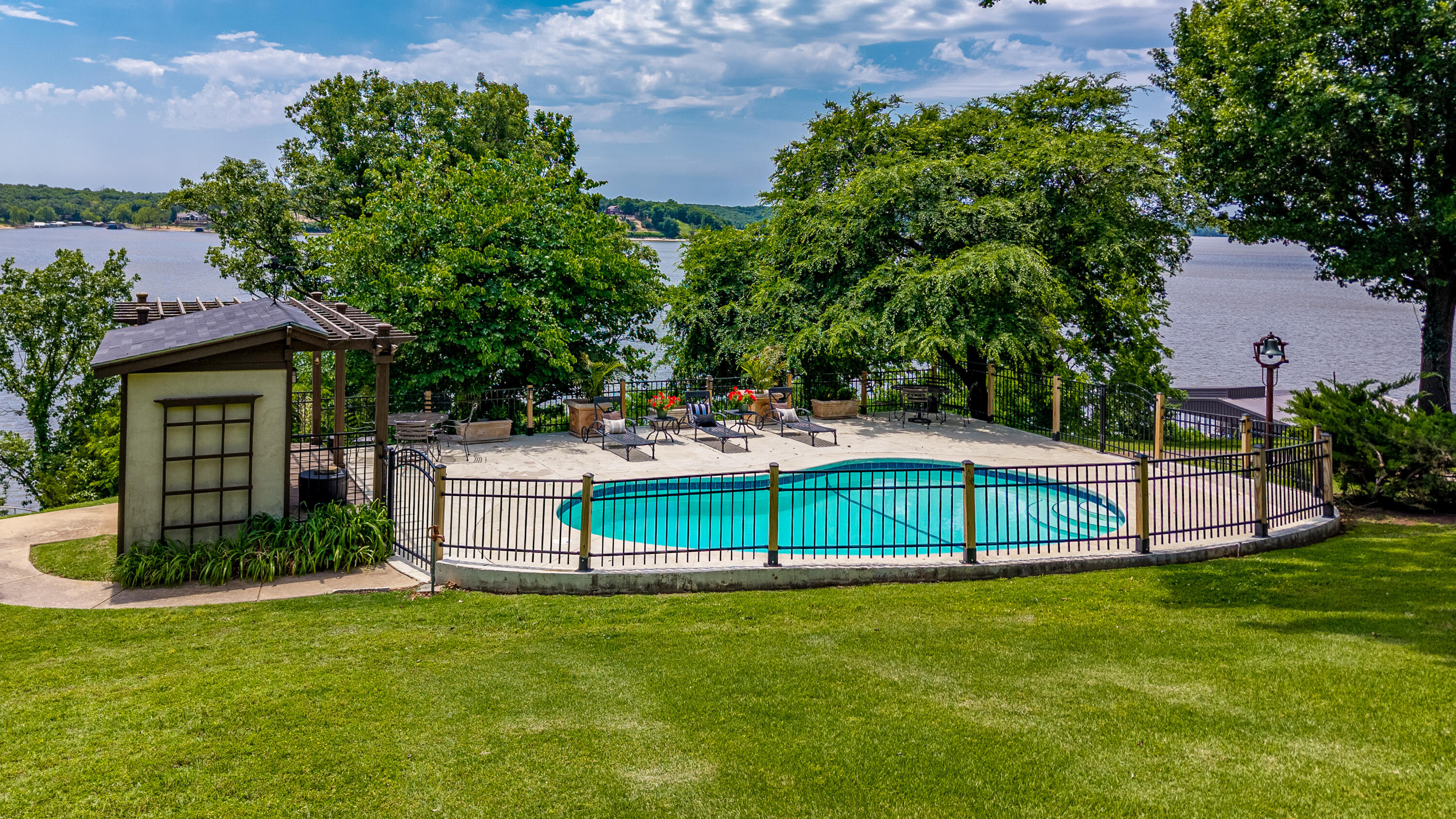 Grove, Oklahoma, 74344, United States, 5 Bedrooms Bedrooms, ,6 BathroomsBathrooms,Residential,Active,2033387