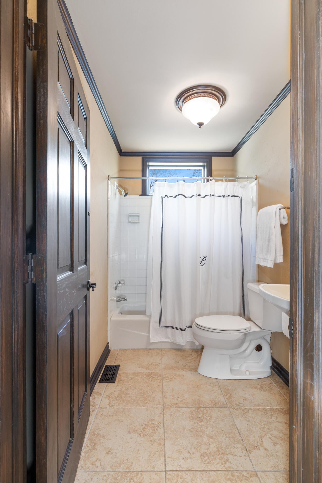 Grove, Oklahoma, 74344, United States, 5 Bedrooms Bedrooms, ,6 BathroomsBathrooms,Residential,Active,2033387