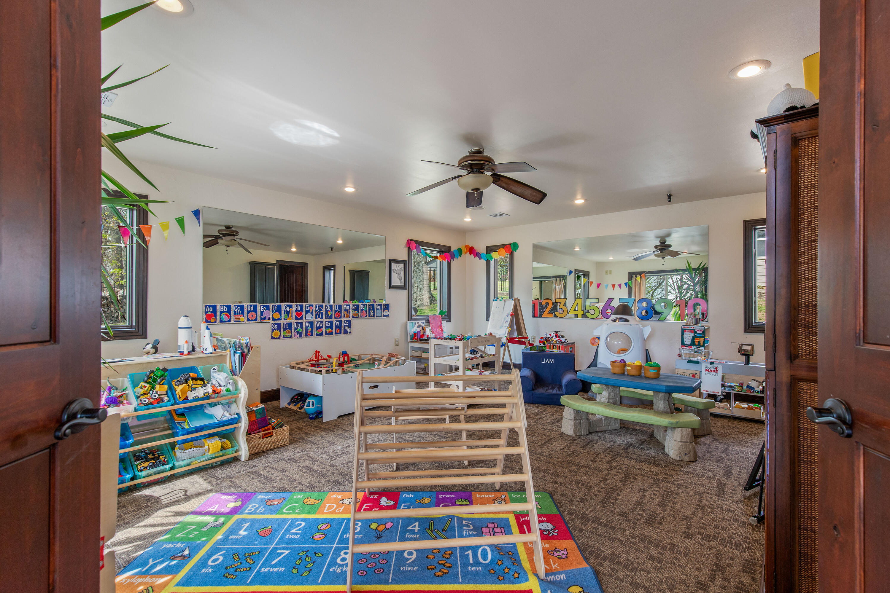 Grove, Oklahoma, 74344, United States, 5 Bedrooms Bedrooms, ,6 BathroomsBathrooms,Residential,Active,2033387