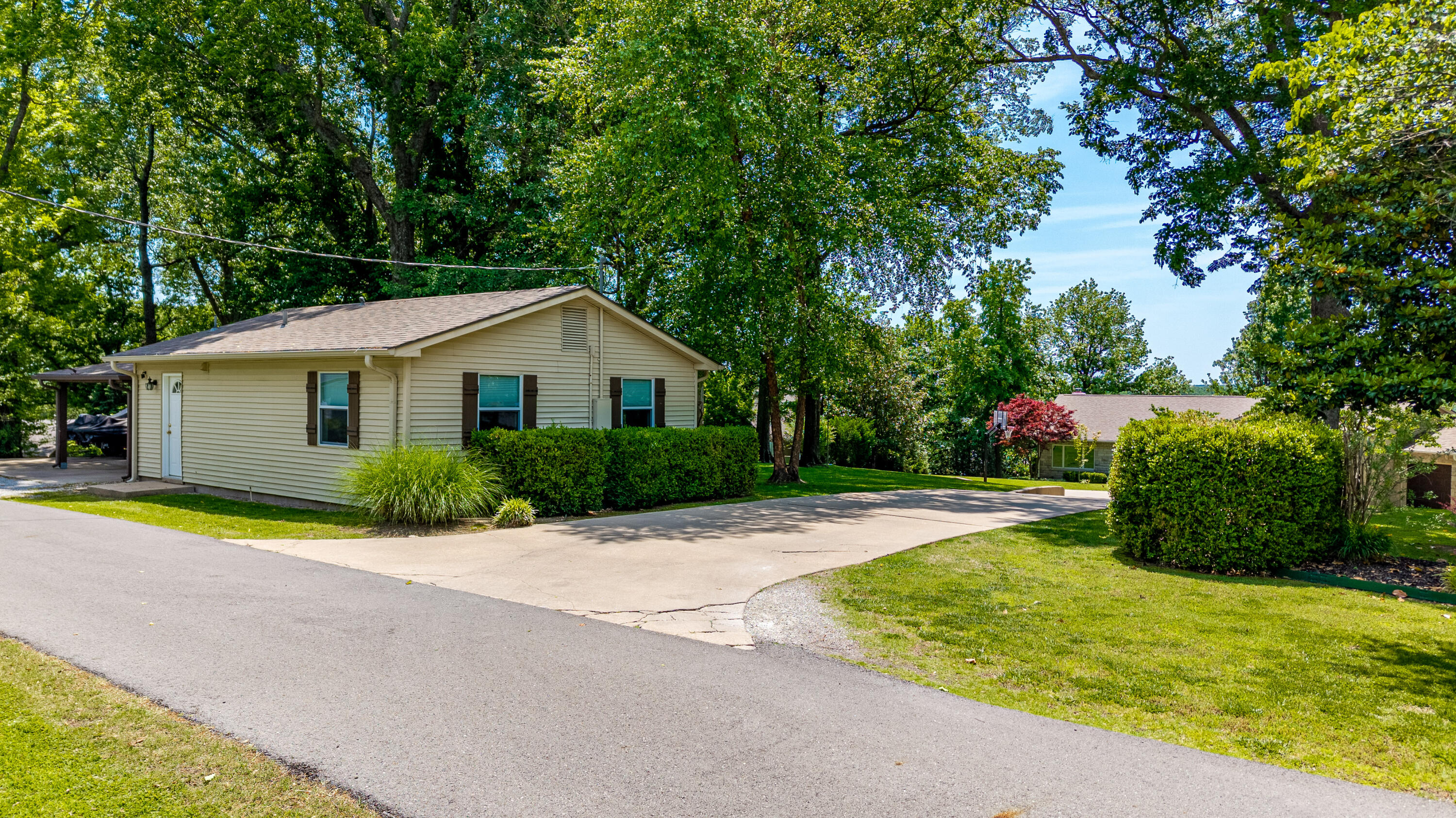 Grove, Oklahoma, 74344, United States, 5 Bedrooms Bedrooms, ,6 BathroomsBathrooms,Residential,Active,2033387