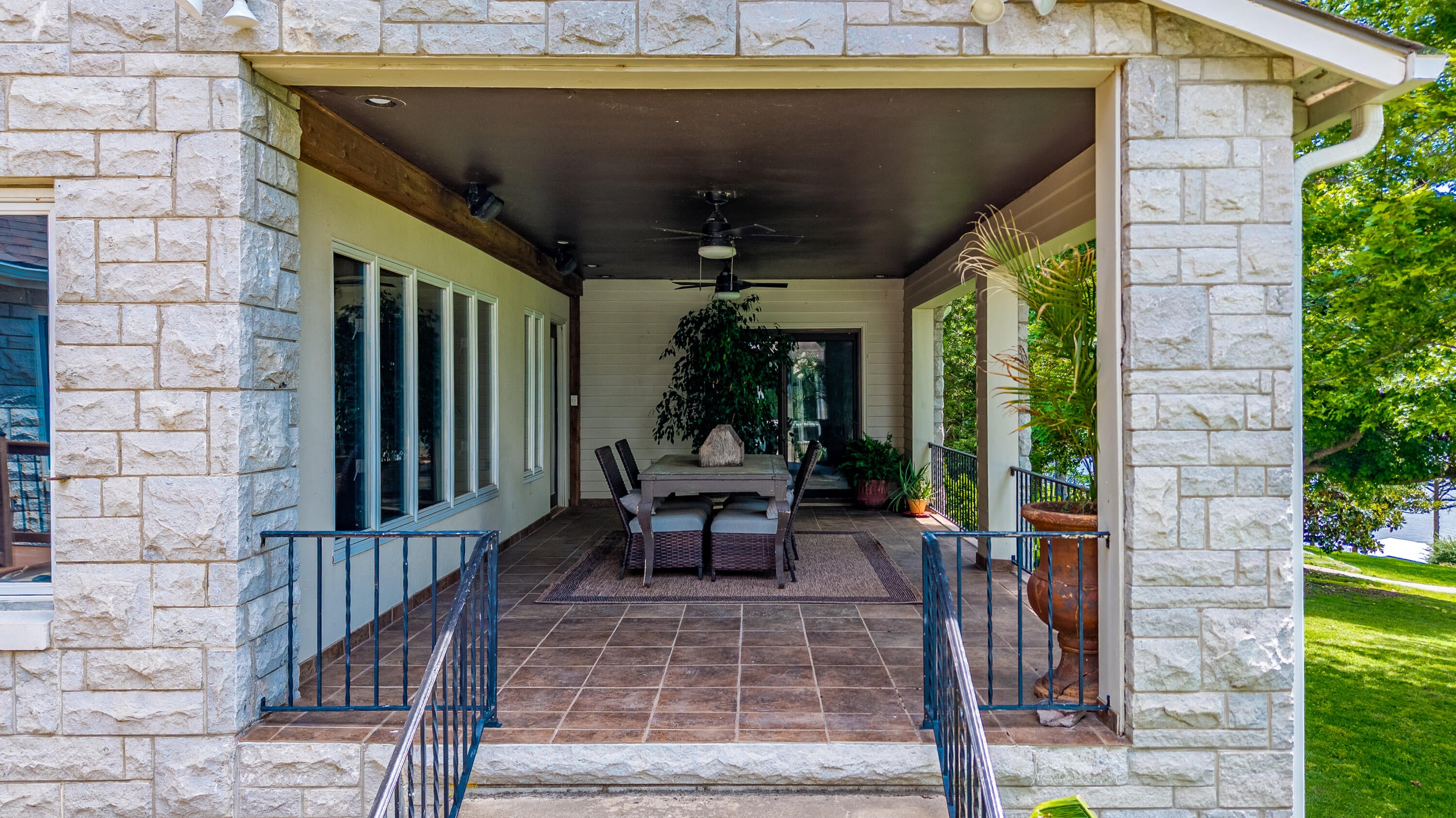 Grove, Oklahoma, 74344, United States, 5 Bedrooms Bedrooms, ,6 BathroomsBathrooms,Residential,Active,2033387