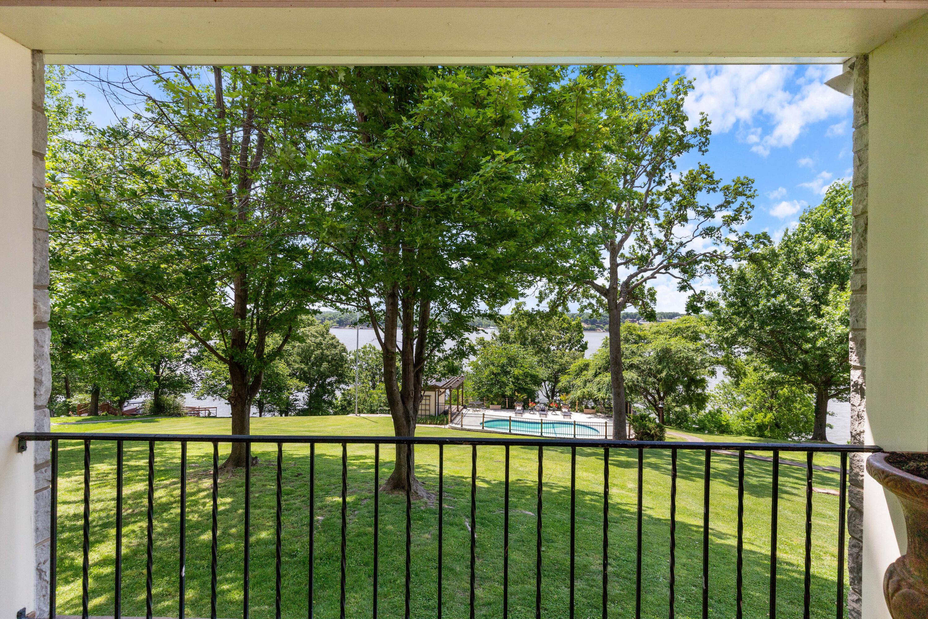 Grove, Oklahoma, 74344, United States, 5 Bedrooms Bedrooms, ,6 BathroomsBathrooms,Residential,Active,2033387