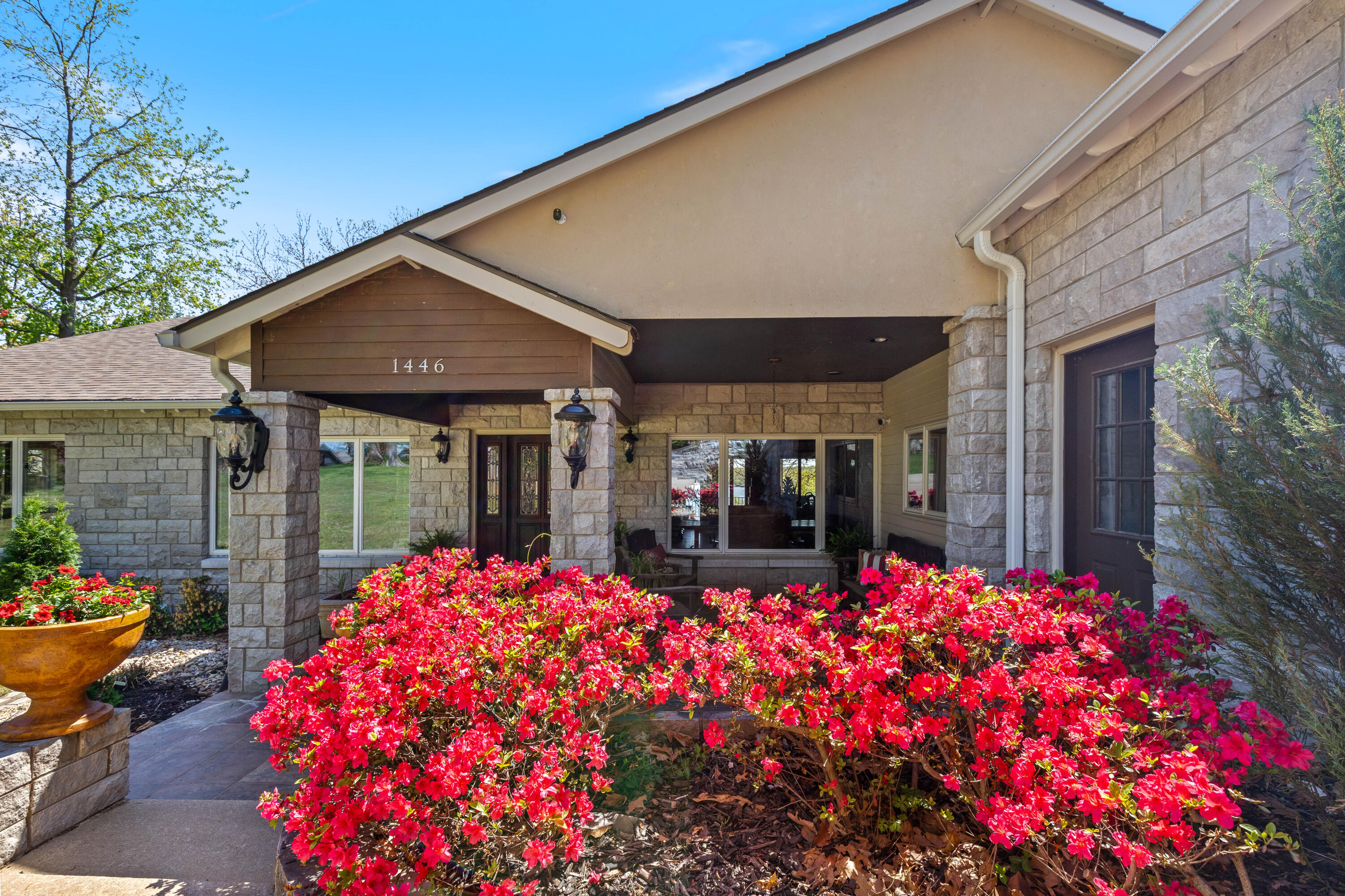Grove, Oklahoma, 74344, United States, 5 Bedrooms Bedrooms, ,6 BathroomsBathrooms,Residential,Active,2033387