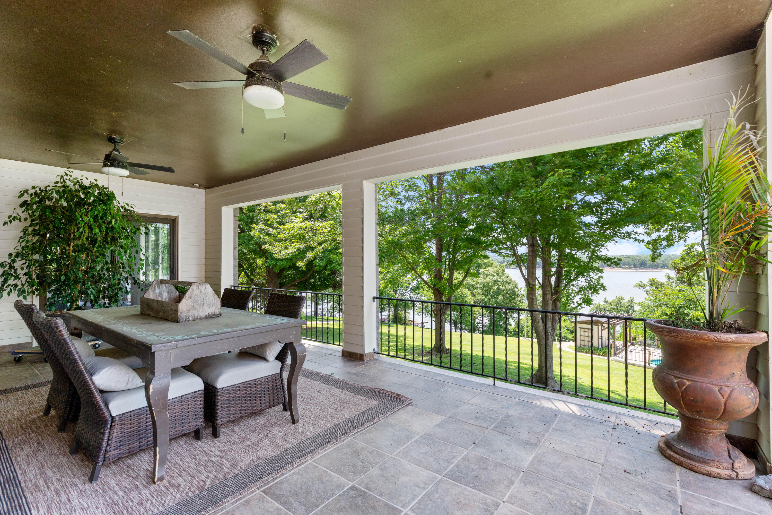 Grove, Oklahoma, 74344, United States, 5 Bedrooms Bedrooms, ,6 BathroomsBathrooms,Residential,Active,2033387