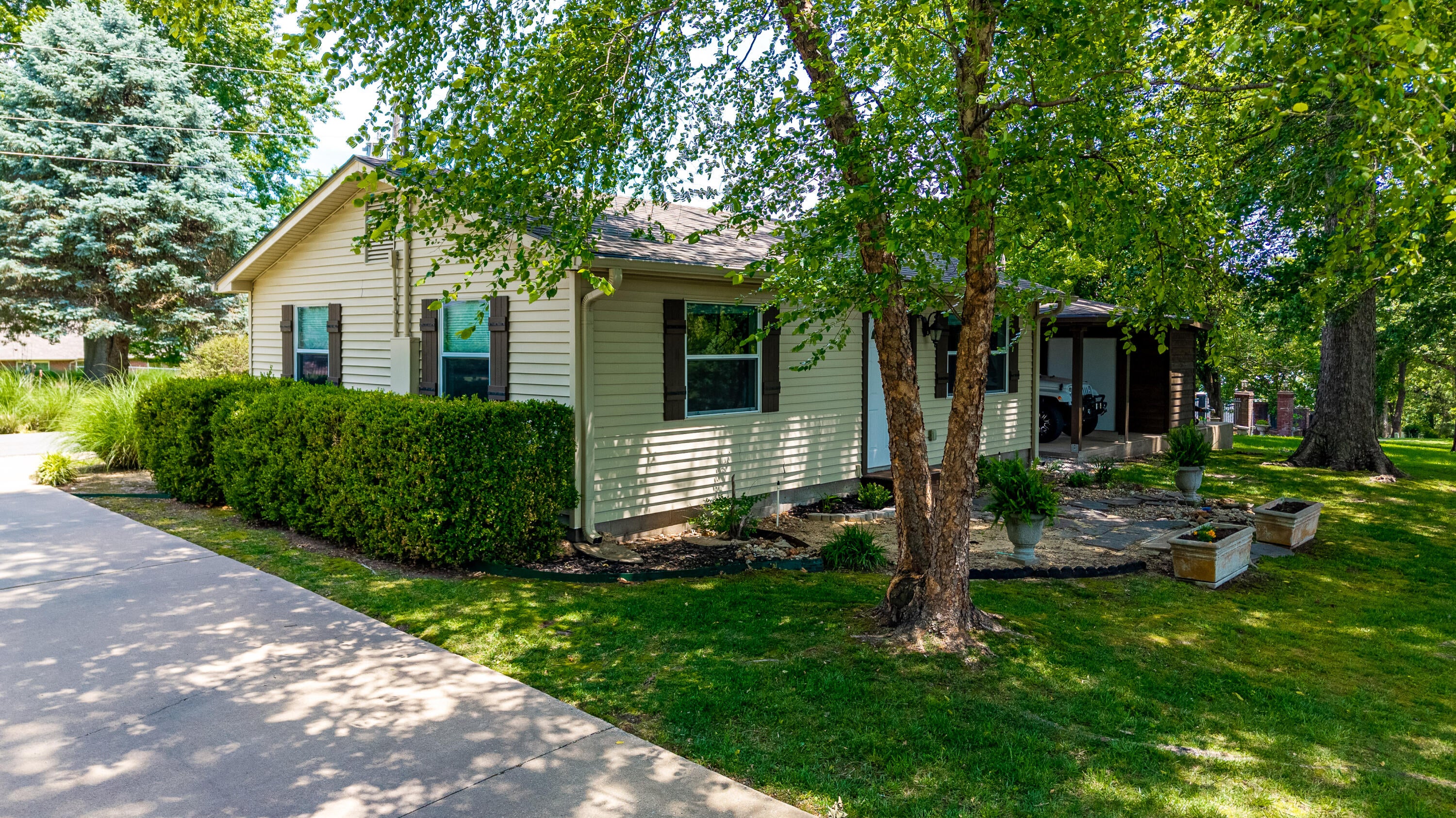 Grove, Oklahoma, 74344, United States, 5 Bedrooms Bedrooms, ,6 BathroomsBathrooms,Residential,Active,2033387