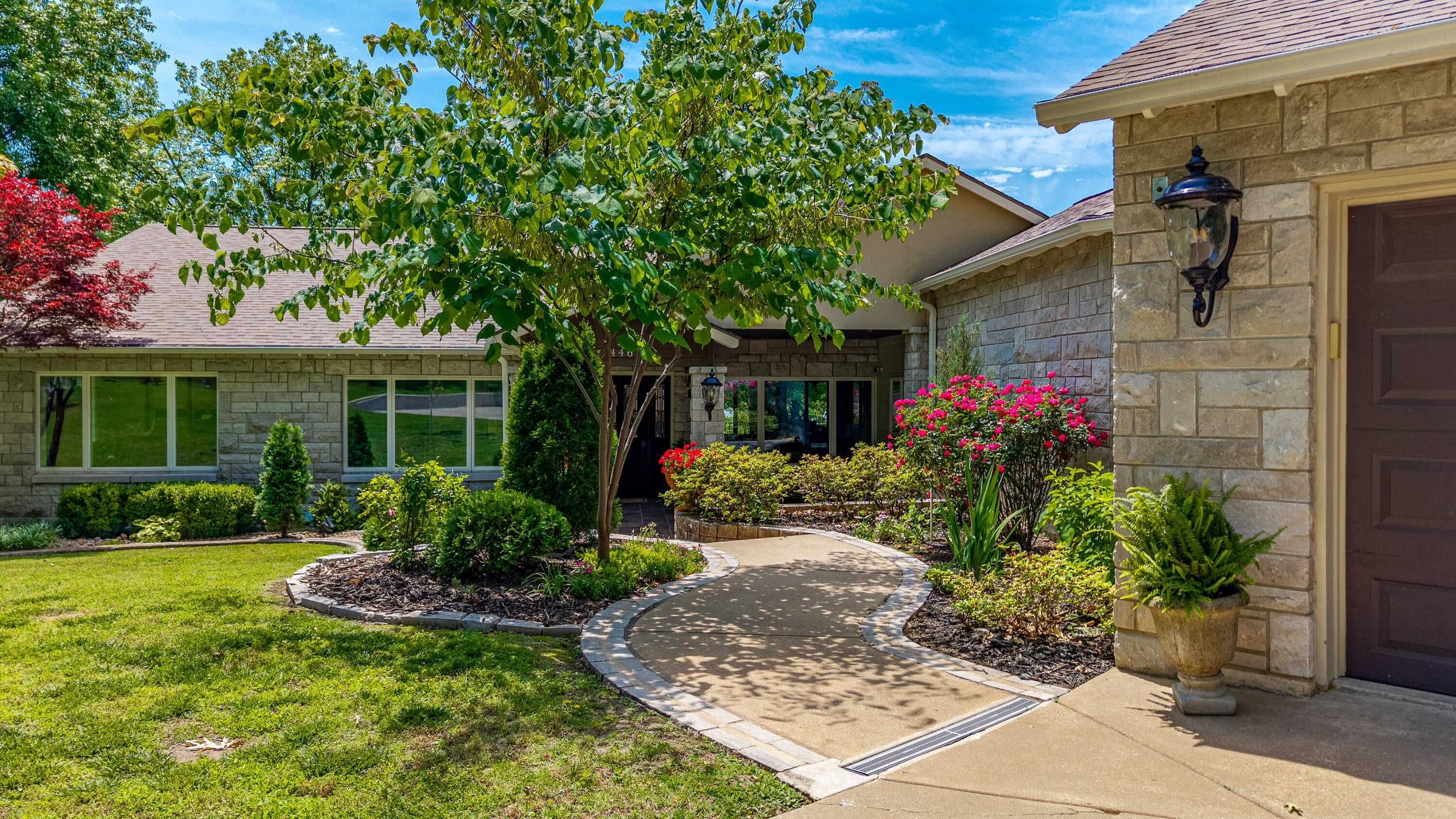 Grove, Oklahoma, 74344, United States, 5 Bedrooms Bedrooms, ,6 BathroomsBathrooms,Residential,Active,2033387