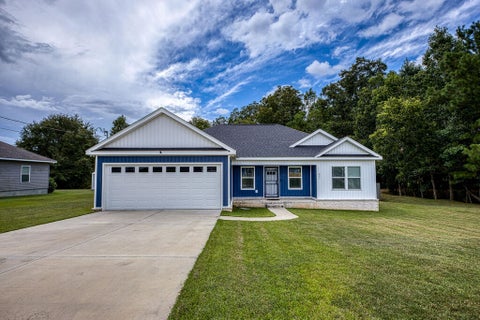 Homes For Sale - 221 Northbrook Drive<br/> Slocomb, AL 36375
