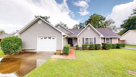 Homes For Sale - 104 E Roxbury Road<br/> Dothan, AL 36305