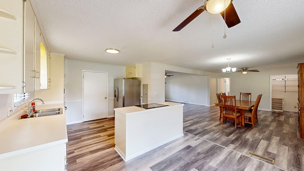 Dothan, Alabama 36301, United States, 3 Bedrooms Bedrooms, ,2 BathroomsBathrooms,Residential,Pending,152240